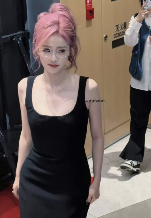 易盛通 白鹿穿上32年前古董高定! 网友: 这波是穿越剧照进现实!